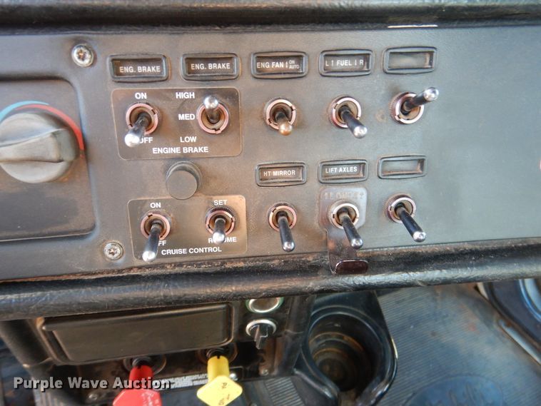 image for item DE4031 2002 Peterbilt 379 semi truck