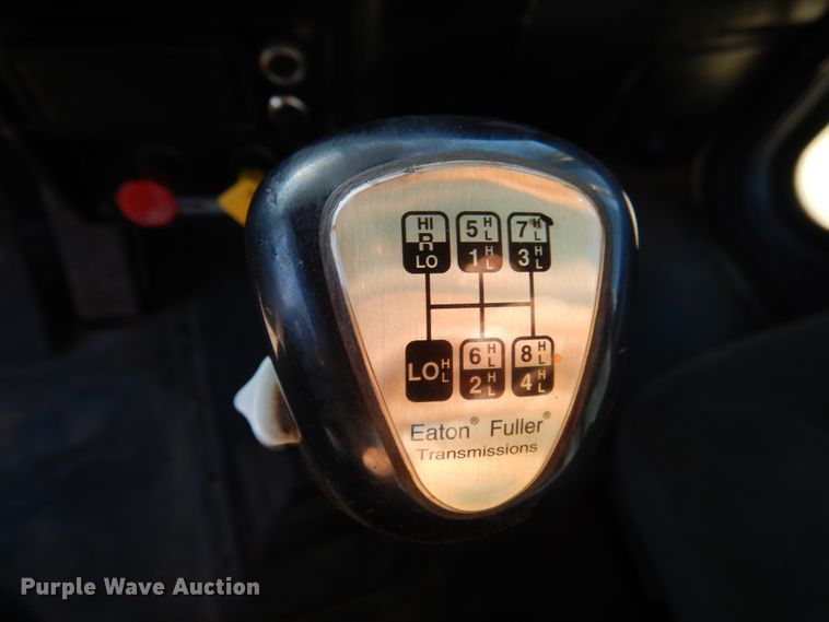 image for item DE4031 2002 Peterbilt 379 semi truck