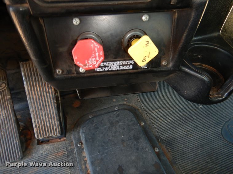 image for item DE4031 2002 Peterbilt 379 semi truck