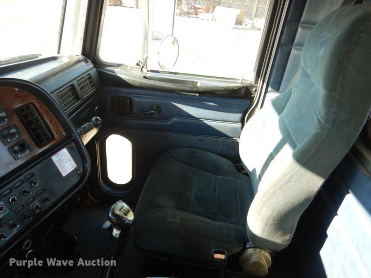 image for item DE4031 2002 Peterbilt 379 semi truck