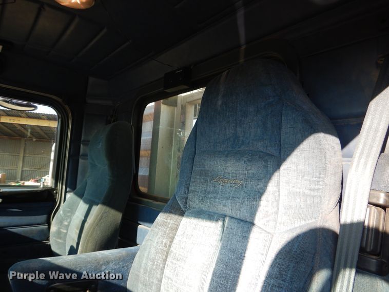 image for item DE4031 2002 Peterbilt 379 semi truck