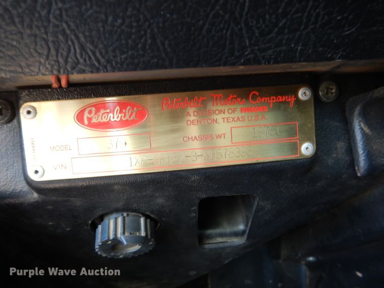 image for item DE4031 2002 Peterbilt 379 semi truck