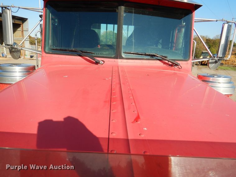 image for item DE4031 2002 Peterbilt 379 semi truck