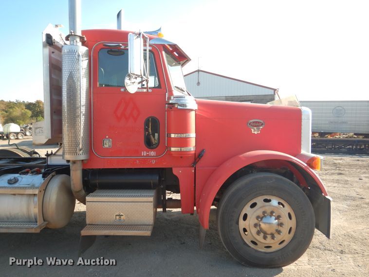 image for item DE4031 2002 Peterbilt 379 semi truck