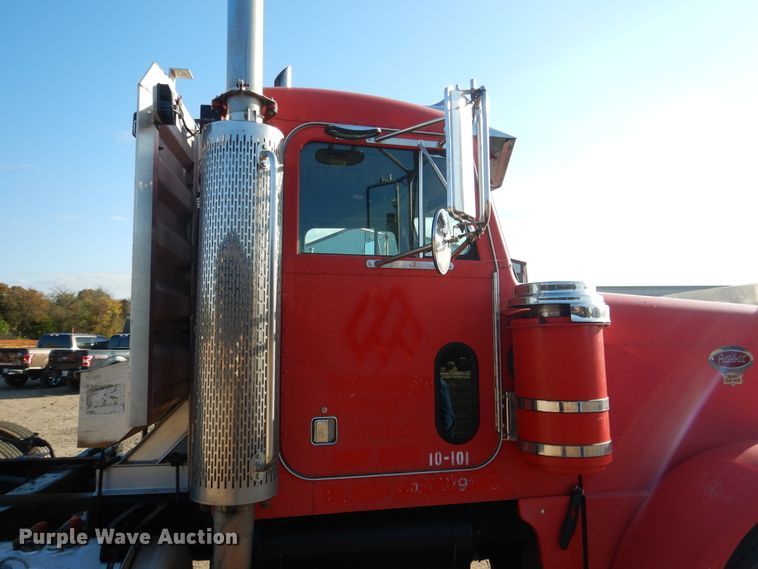 image for item DE4031 2002 Peterbilt 379 semi truck