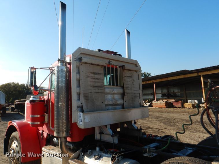 image for item DE4031 2002 Peterbilt 379 semi truck