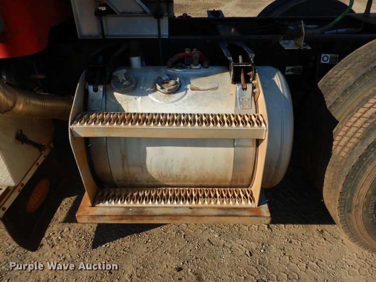 image for item DE4031 2002 Peterbilt 379 semi truck