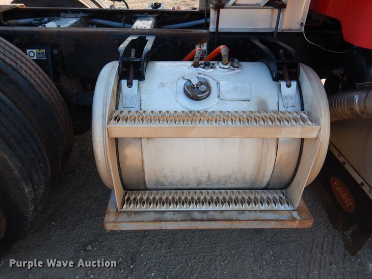 image for item DE4031 2002 Peterbilt 379 semi truck