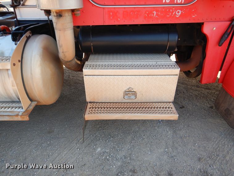 image for item DE4031 2002 Peterbilt 379 semi truck