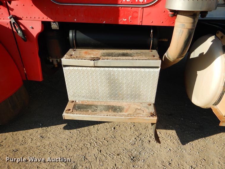 image for item DE4031 2002 Peterbilt 379 semi truck