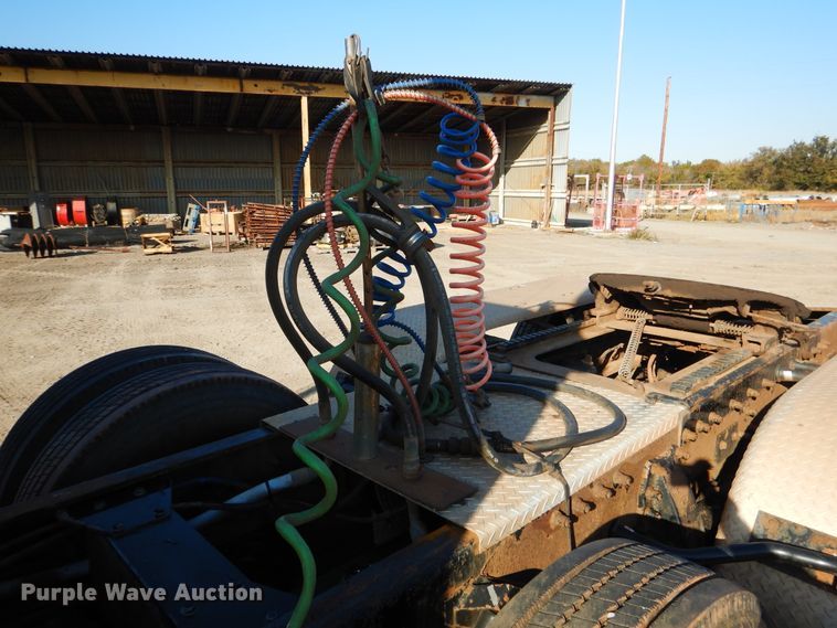 image for item DE4031 2002 Peterbilt 379 semi truck