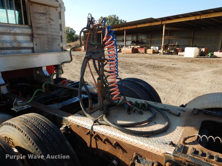 image for item DE4031 2002 Peterbilt 379 semi truck