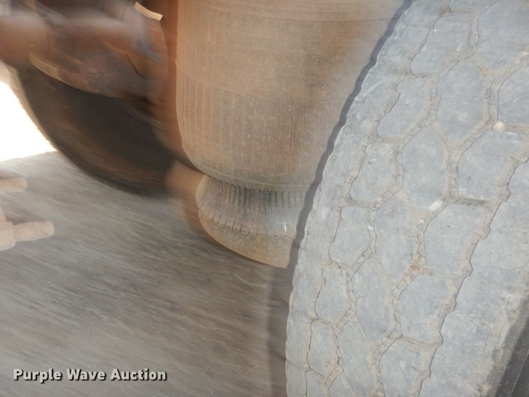 image for item DE4031 2002 Peterbilt 379 semi truck