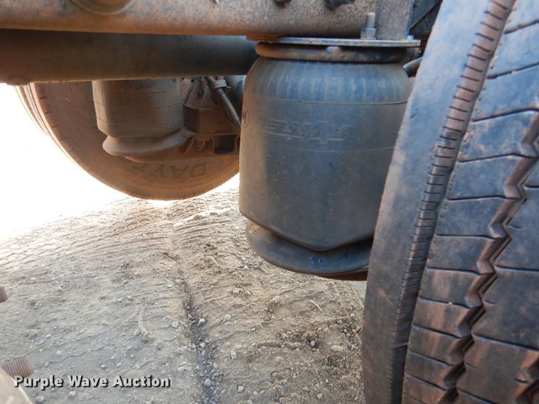 image for item DE4031 2002 Peterbilt 379 semi truck