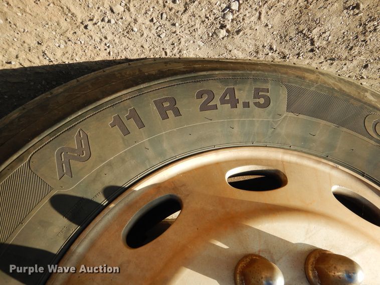 image for item DE4031 2002 Peterbilt 379 semi truck