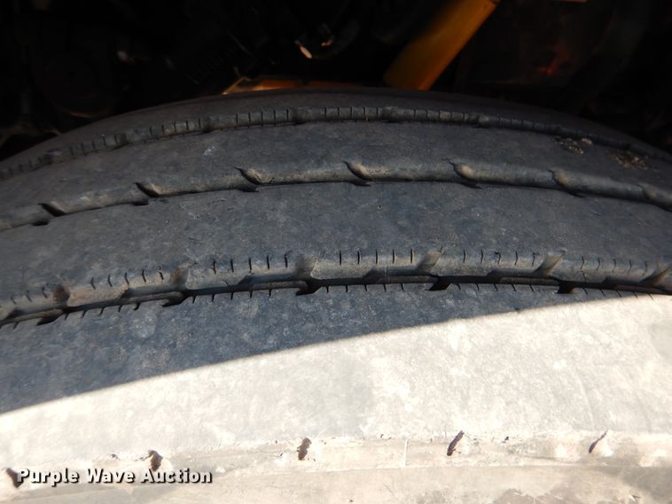 image for item DE4031 2002 Peterbilt 379 semi truck