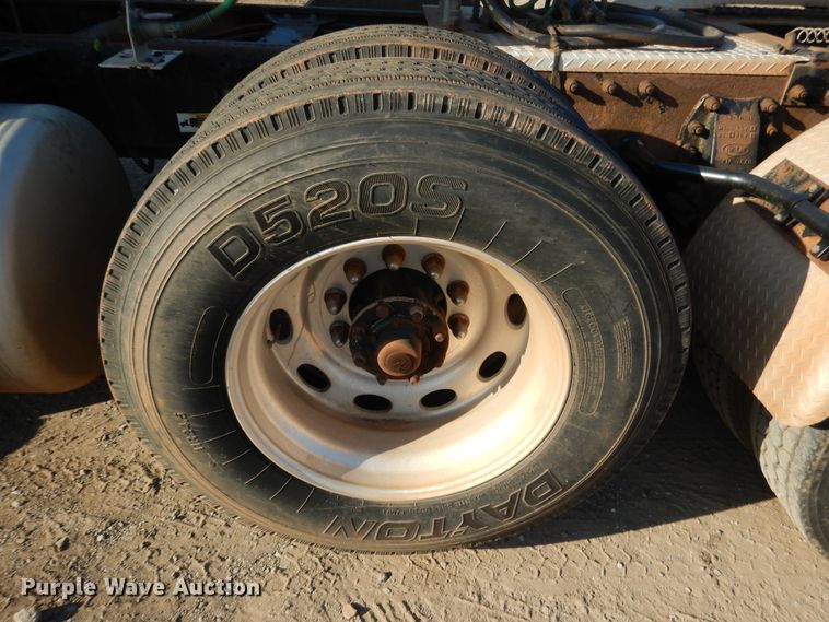 image for item DE4031 2002 Peterbilt 379 semi truck