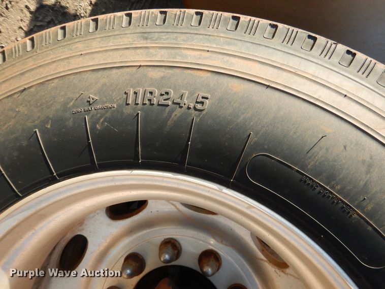 image for item DE4031 2002 Peterbilt 379 semi truck