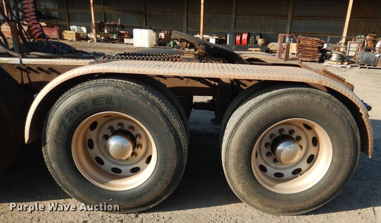 image for item DE4031 2002 Peterbilt 379 semi truck