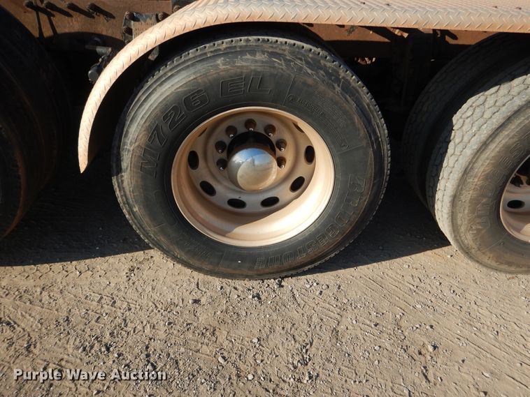 image for item DE4031 2002 Peterbilt 379 semi truck