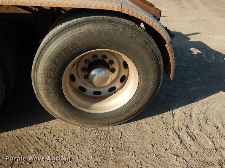 image for item DE4031 2002 Peterbilt 379 semi truck