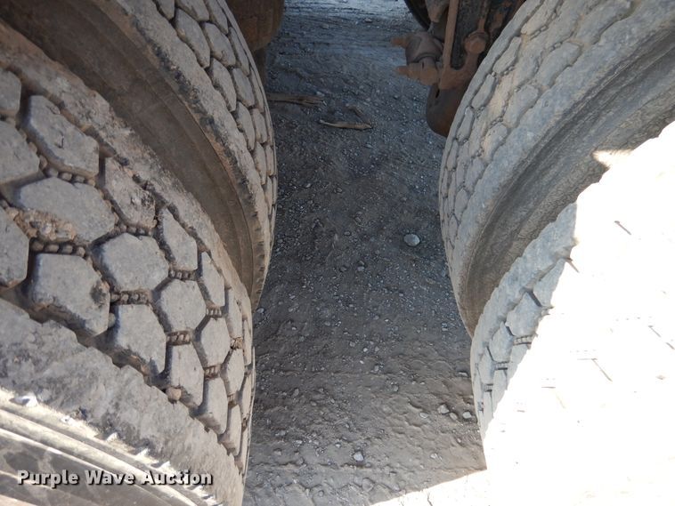 image for item DE4031 2002 Peterbilt 379 semi truck