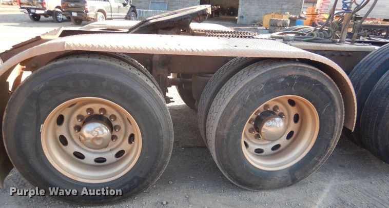 image for item DE4031 2002 Peterbilt 379 semi truck