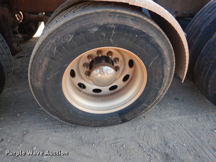 image for item DE4031 2002 Peterbilt 379 semi truck