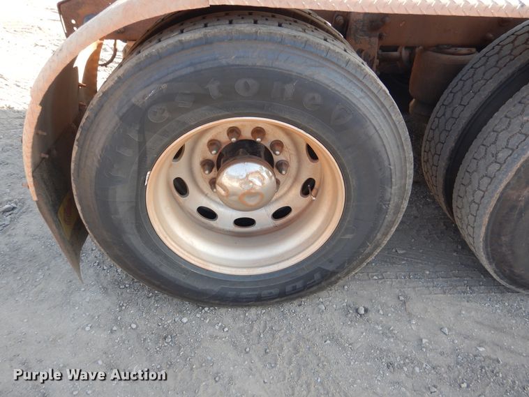 image for item DE4031 2002 Peterbilt 379 semi truck