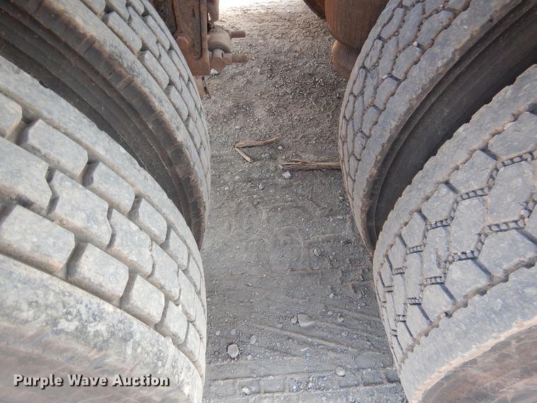 image for item DE4031 2002 Peterbilt 379 semi truck