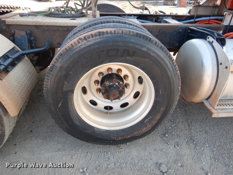 image for item DE4031 2002 Peterbilt 379 semi truck