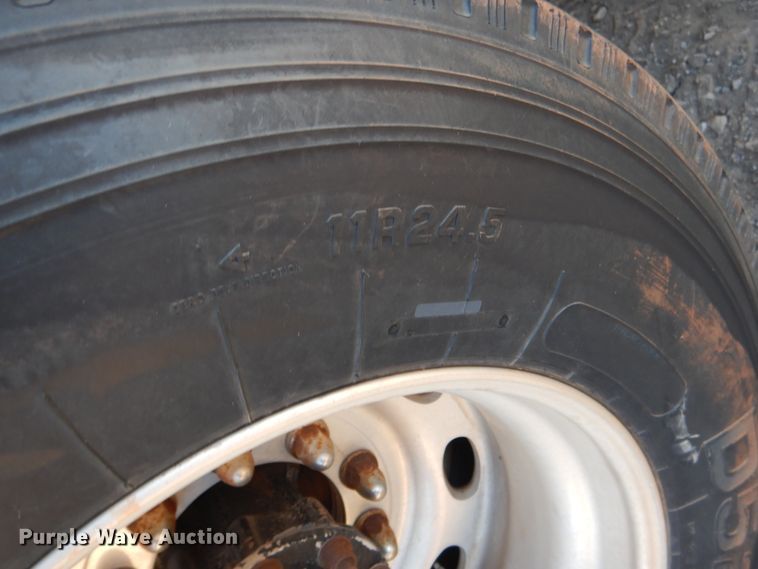 image for item DE4031 2002 Peterbilt 379 semi truck