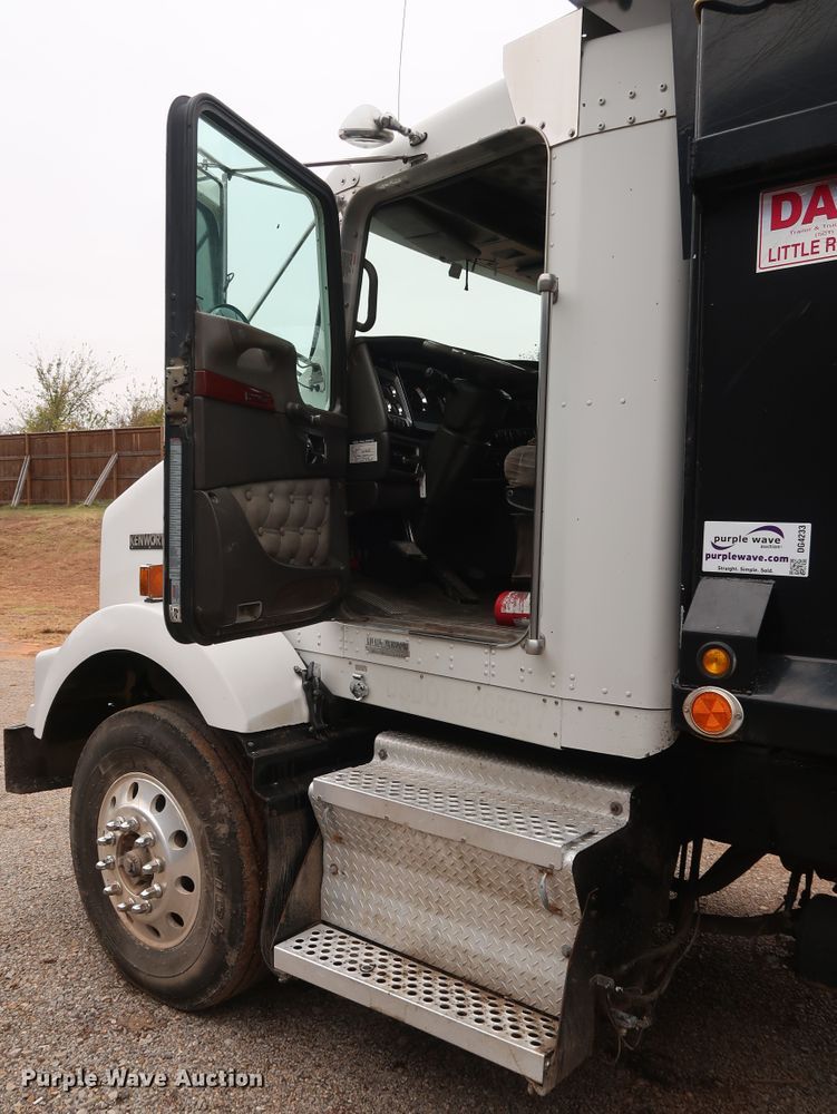 image for item DG4233 2007 Kenworth T800 dump truck