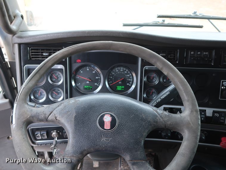 image for item DG4233 2007 Kenworth T800 dump truck