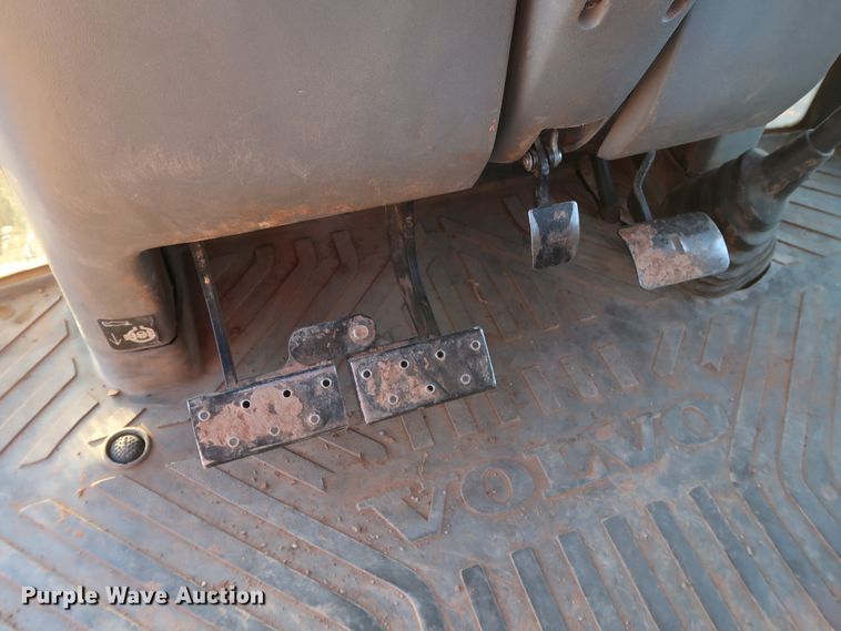 image for item DG4243 2005 Volvo BL70 backhoe