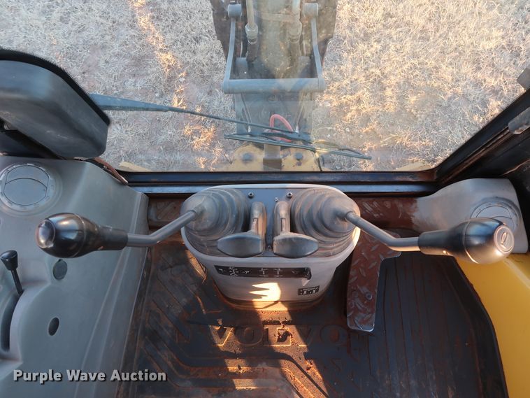 image for item DG4243 2005 Volvo BL70 backhoe