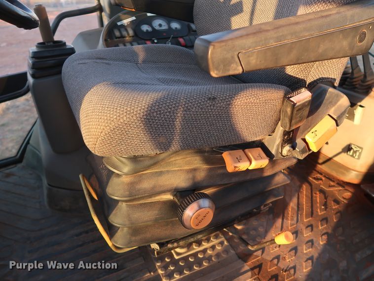 image for item DG4243 2005 Volvo BL70 backhoe