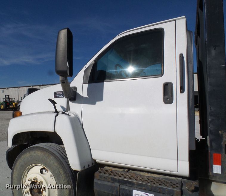 image for item DG5522 2005 GMC C7500 rollback truck