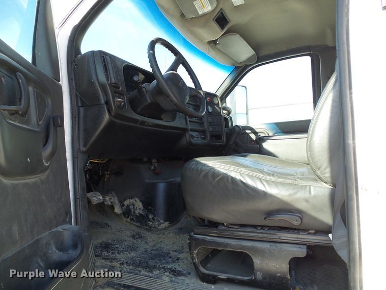image for item DG5522 2005 GMC C7500 rollback truck