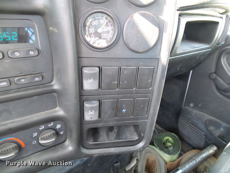 image for item DG5522 2005 GMC C7500 rollback truck