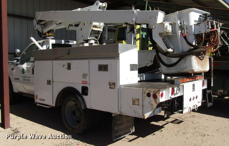 image for item DG6706 2004 Ford F550 Super Duty bucket truck