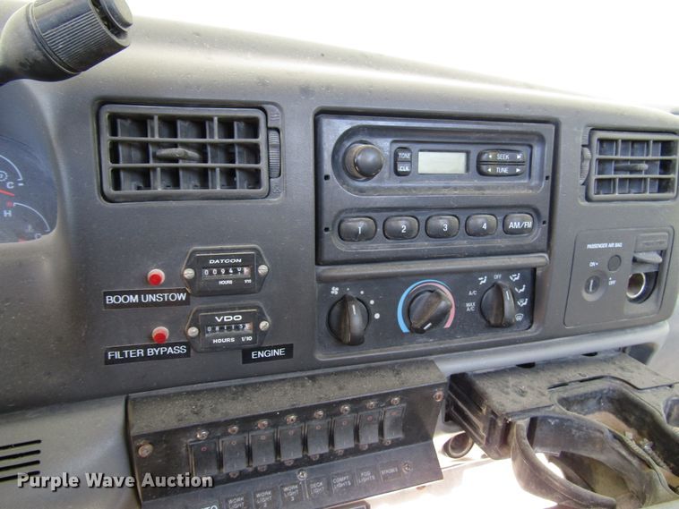 image for item DG6706 2004 Ford F550 Super Duty bucket truck