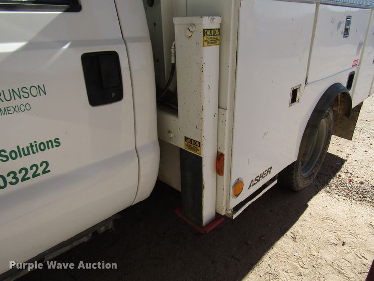 image for item DG6706 2004 Ford F550 Super Duty bucket truck