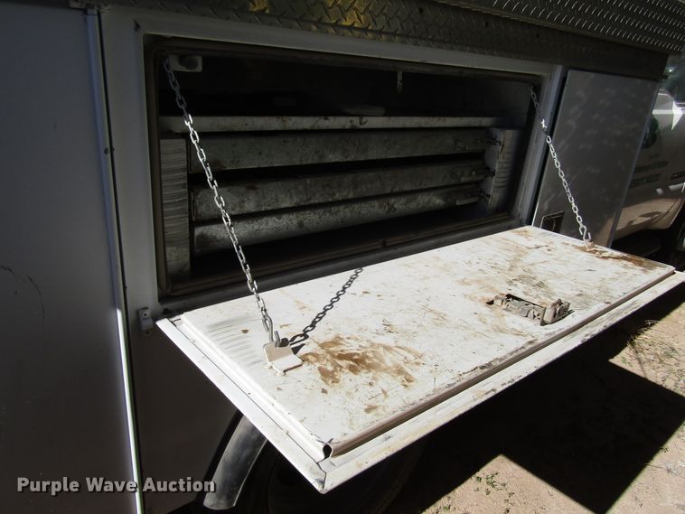 image for item DG6706 2004 Ford F550 Super Duty bucket truck