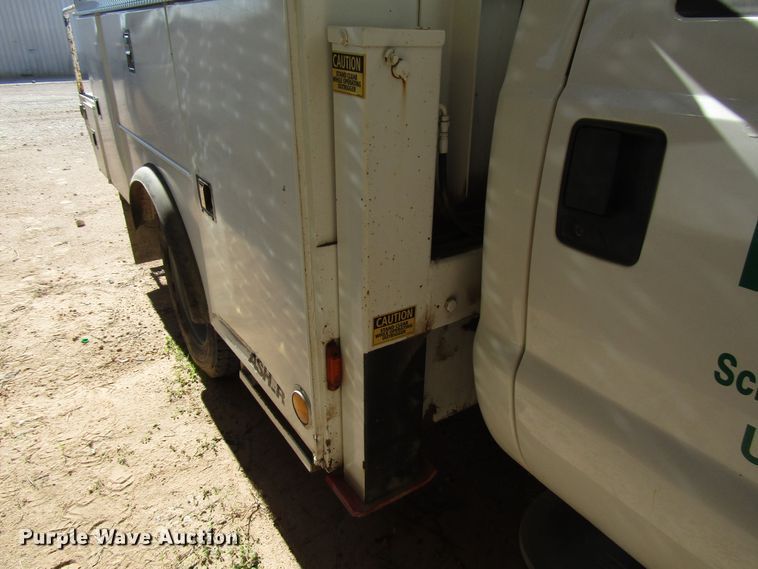 image for item DG6706 2004 Ford F550 Super Duty bucket truck