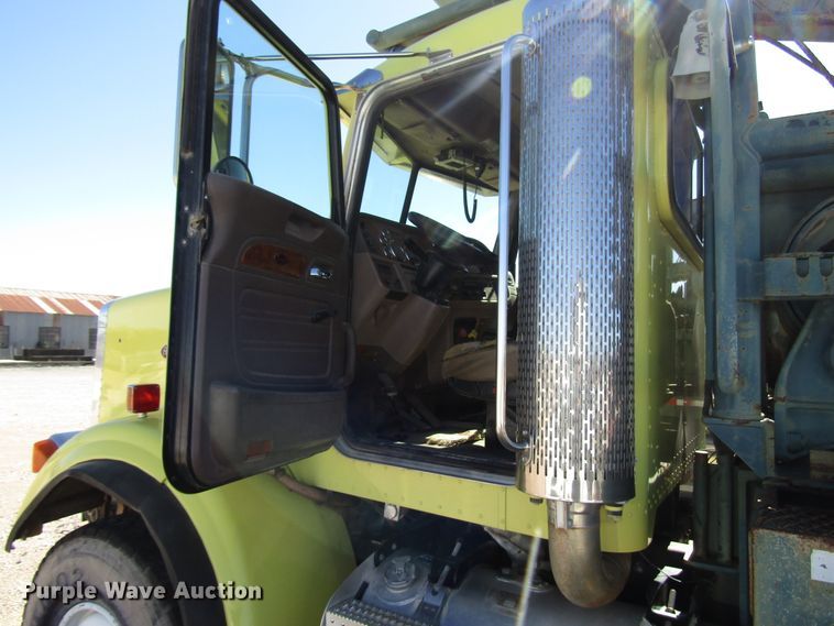 image for item DG6707 2006 Peterbilt 357 winch truck