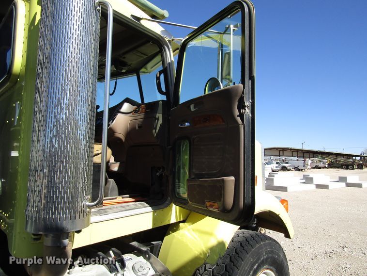 image for item DG6707 2006 Peterbilt 357 winch truck