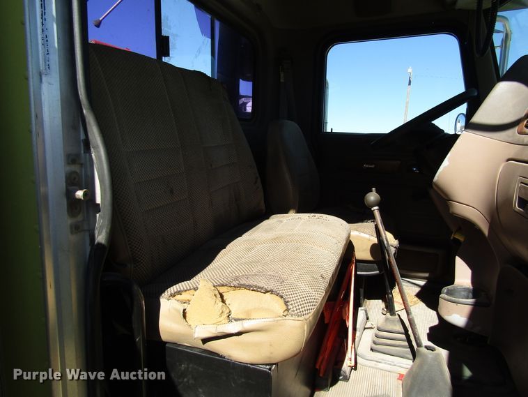 image for item DG6707 2006 Peterbilt 357 winch truck