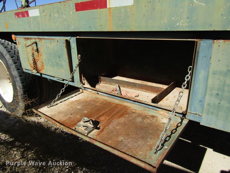 image for item DG6707 2006 Peterbilt 357 winch truck