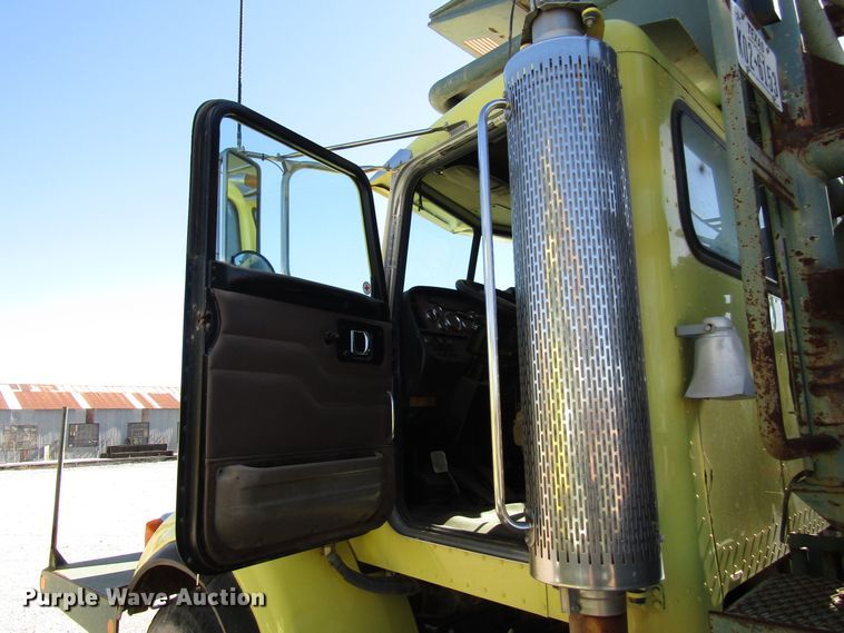 image for item DG6708 2006 Peterbilt 357 winch truck